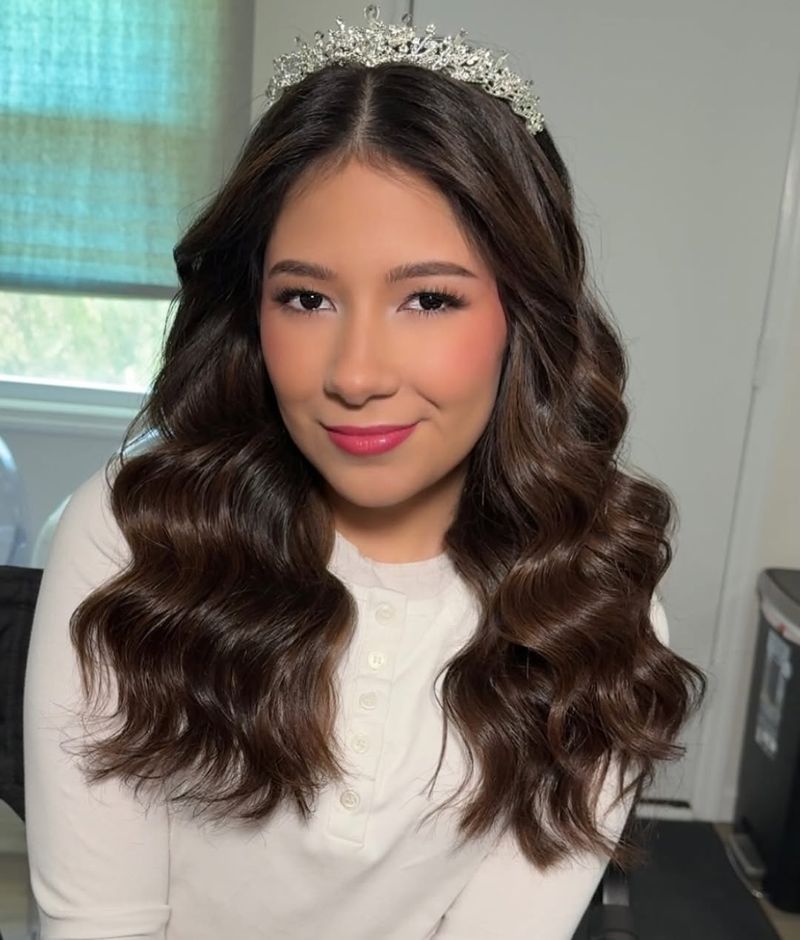 A kallah with soft glam makeup, long waves and a tiara, styled by Penina